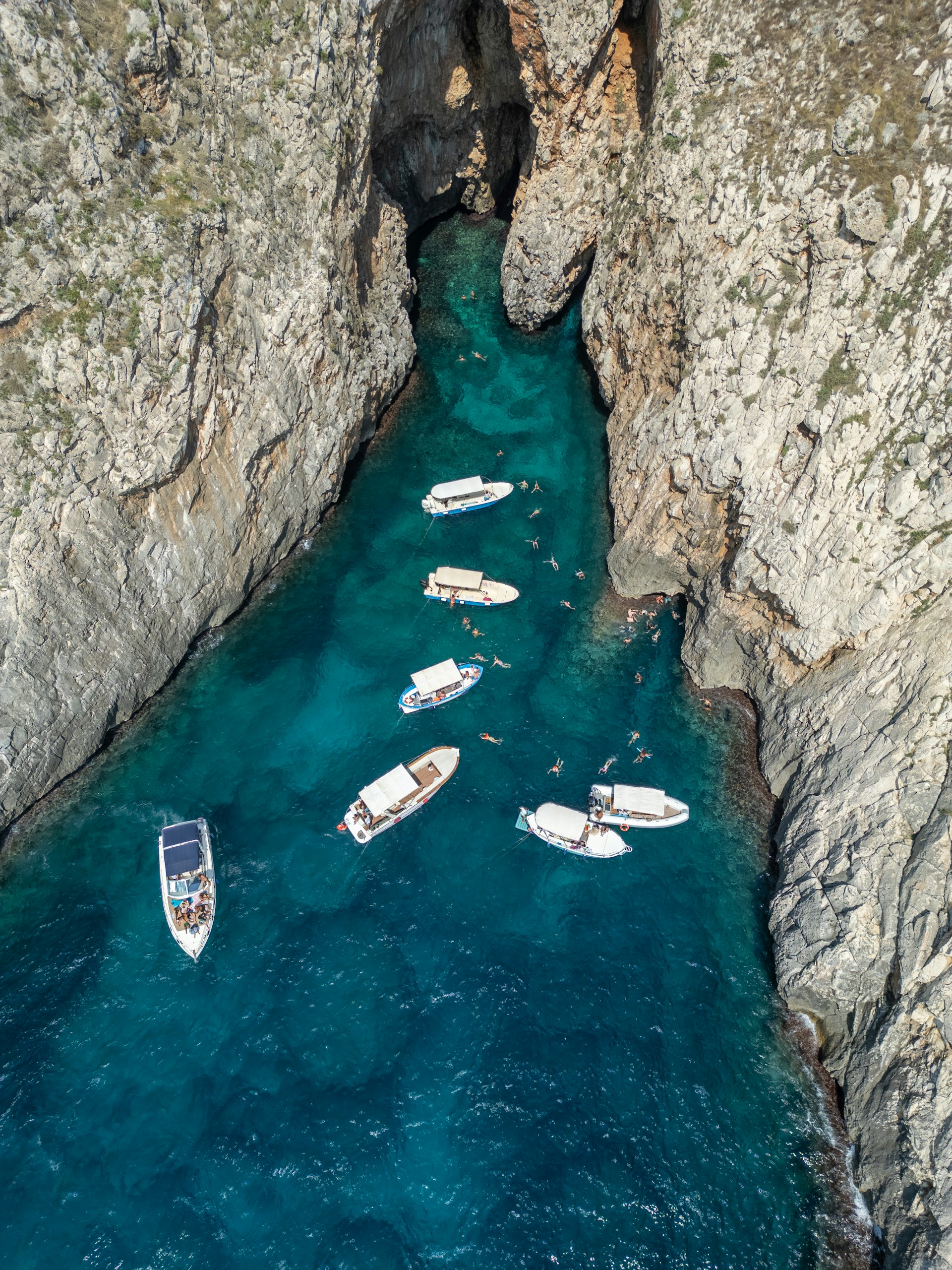 Boote im türkisfarbenen Meer vor Santa Maria di Leuca