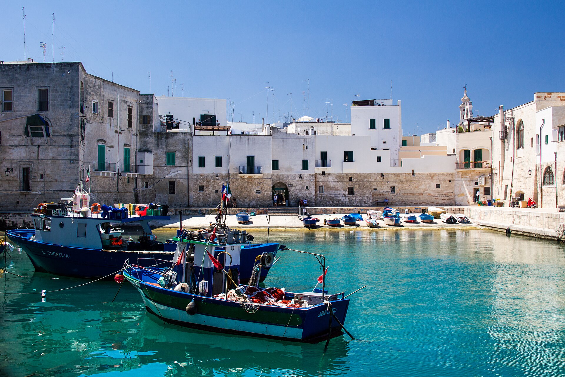 Blaue Fischerboote im alten Hafen von Monopoli