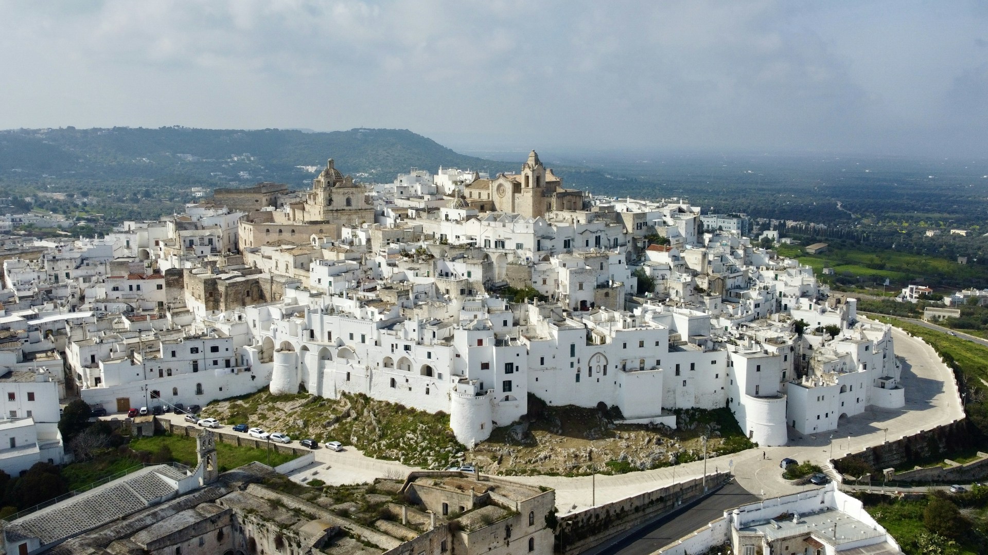 Luftaufnahme der weißen Stadt Ostuni über dem apulischen Land
