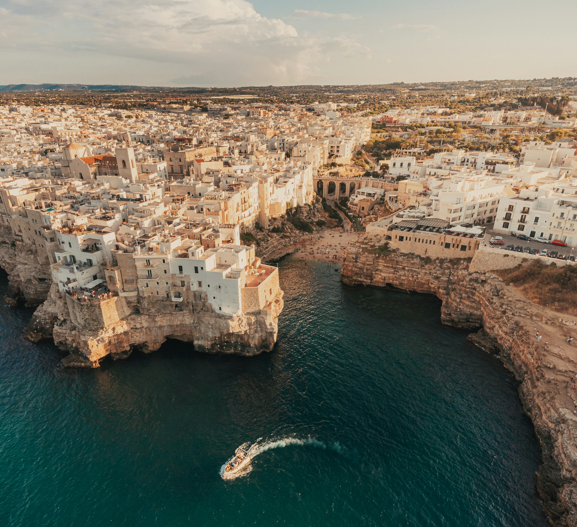 Luftaufnahme von Polignano a Mare, Lama Monachile und der Adria