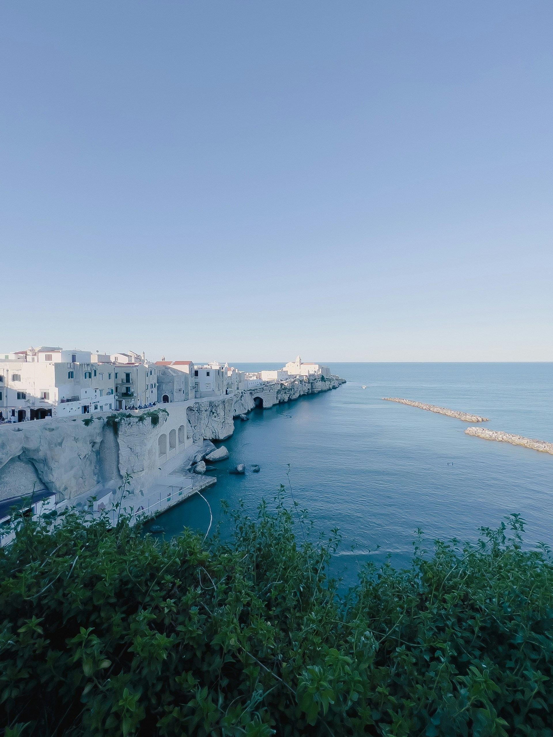 Vieste auf den Klippen der Gargano-Küste